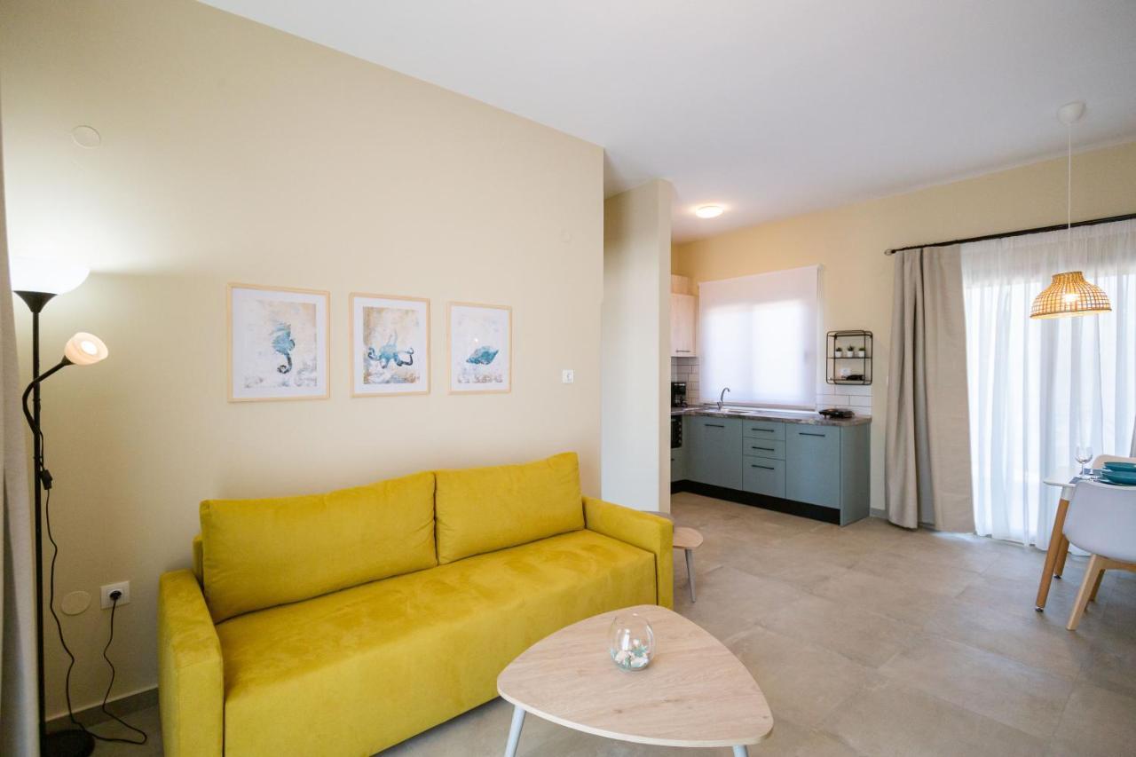 Varkes Suites 2 Nea Moudhania Exteriör bild
