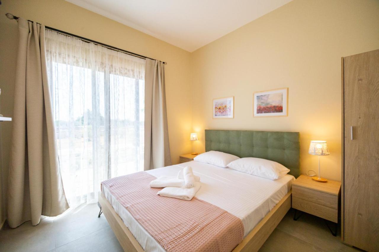 Varkes Suites 2 Nea Moudhania Exteriör bild
